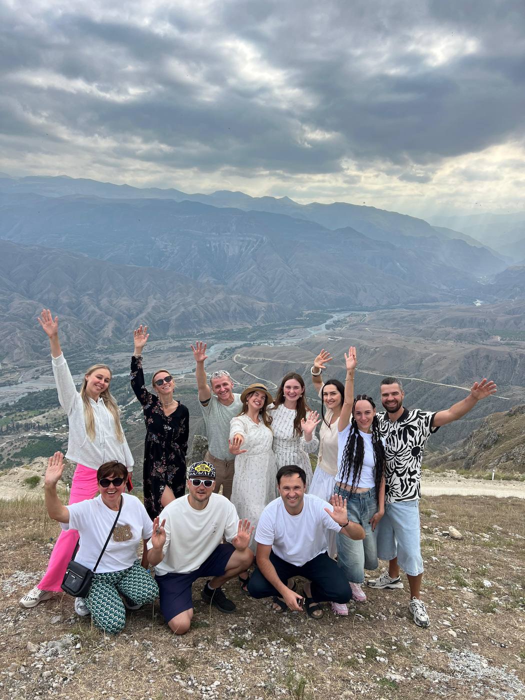 Группа туристов на горном плато